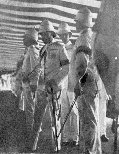 Der Herzog von York und sein Gefolge am Johnston Pier, Singapur, Illustration aus The King, 25. Mai 1901 von English Photographer